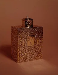 Pojemnik na herbatę, dekorowany w stylu Gribelin, ok. 1700 (srebrny złocony)