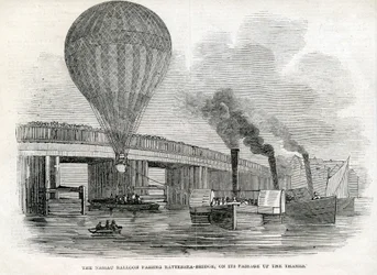 Balon Nassau mijając Battersea Bridge