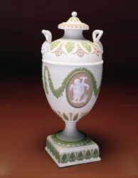 Trójkolorowy wazon w kształcie urny Jasper, model figurki puttów autorstwa Johna Flaxmana. Wedgwood ok. 1780 (ceramika)