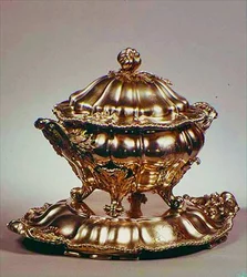 Waza w kształcie melona, ze zwieńczeniem z granatu, z obramowaniem gadroonowym i uchwytami z liści, Garrards, Londyn, 1847 (srebro)