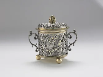Kubek dwuuchwytowy, 1677