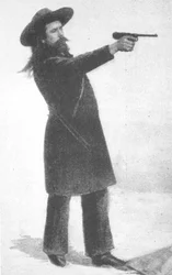 William F. Cody (Buffalo Bill) ze swoim nowym pistoletem