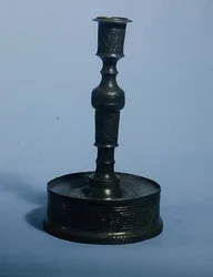 Świecznik William Grainger z reliefową dekoracją odlewaną, dat. 1616 (cyna)