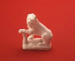 Kokarda biała figura lwa siedzącego patrząc w lewo, ok. 1750 (ceramika)