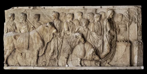 Rzymski relief architektoniczny przedstawiający ofiarę ze zwierzęcia ...