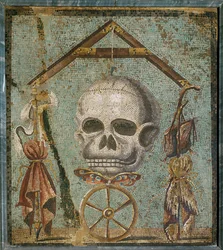 Czaszka, symbol śmierci, otoczona symbolicznymi przedmiotami: motylem oznaczającym czas lotu, kołem fortuny.