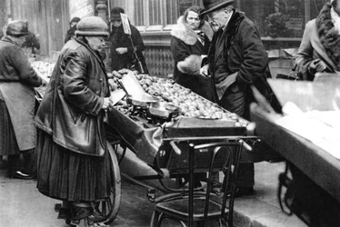 Typowy sprzedawca owoców, Paryż, 1931.