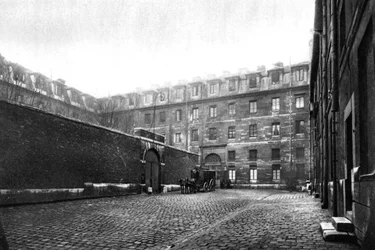 Dziedziniec więzienia kobiecego Saint Lazare, Paryż, 1931.