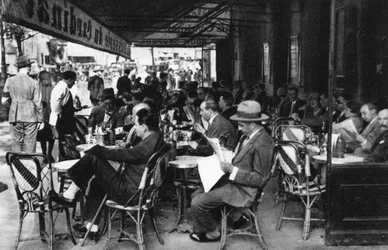 Ludzie w kawiarni na chodniku, Paryż, 1931.
