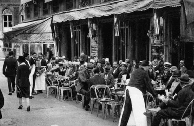 Ludzie w znanej paryskiej kawiarni na chodniku, 1931