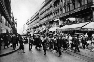 Rue Lafayette w czasie zakupów, Paryż, 1931.
