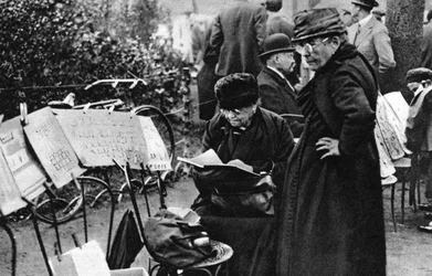 Sprzedawcy znaczków na Polach Elizejskich, Paryż, 1931.