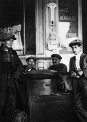 Uliczni sprzedawcy pieczonych kasztanów, Paryż, 1931.