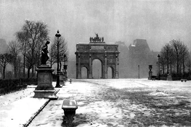 Tuileries pod śniegiem i łuk karuzeli, Paryż, 1931.