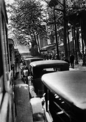 Ruch uliczny na Grands Boulevards, Paryż, 1931.