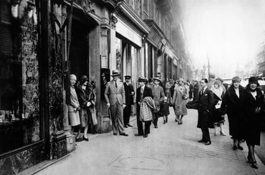 Oczekiwanie na wyjście szwaczek z pracy, Paryż, 1931.