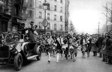 Chodzący mecz midinetek, Paryż, Święto Katarzyny, 1931.