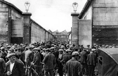 Robotnicy przy wejściu do fabryki Billancourt, Paryż, 1931.