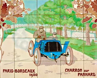 Charron prowadzący samochód Panhard w wyścigu z Paryża do Bordeaux w 1900 roku: płytki ceramiczne wyprodukowane przez Gilardoni Fils et Cie z Paryża, według rysunku Ernesta Montauta (1878-1909).
