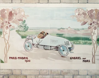 Gabriel prowadzący samochód Mors w wyścigu z Paryża do Madrytu w 1903 roku, znanym jako Wyścig Śmierci: płytki ceramiczne wyprodukowane przez Gilardoni Fils et Cie z Paryża, według rysunku Ernesta Montauta (1878-1909).