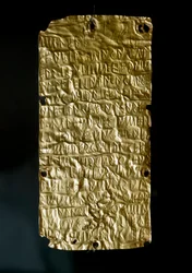 Starożytność etruska: złote tabliczki (blaszki) z Pyrgi, z wyrytymi inskrypcjami w języku etruskim, poświęcone Zjednoczonej Bogini. Koniec VI - początek V wieku p.n.e. Wymiary: 18,5 cm. Rzym, Museo Nazionale di Villa Giulia