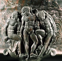 Sztuka etruska: detal stopy brązowej Cisty Ficoroni przedstawiający Heraklesa, Jolaosa i Erosa między nimi. Z Praeneste (Palestrina). 340 p.n.e. Museo Nazionale di Villa Giulia, Rzym