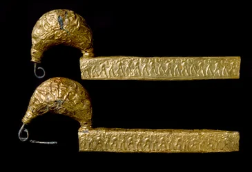 Sztuka Etrusków: fibule (szpilki) w złocie. 630 P.N.E. Z grobowca Licteura (Littore) a Vetulonia (lub Vetulonium). Dim. 21 cm Florencja, Museo Archeologico