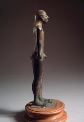 Cywilizacja etruska: rzeźba z brązu „kouros”, z Talamone, Włochy, 540-530 pne, wym. 21 cm