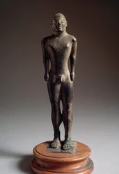 Cywilizacja etruska: rzeźba z brązu „kouros”, z Talamone, Włochy, 540-530 p.n.e. Wymiary 21 cm