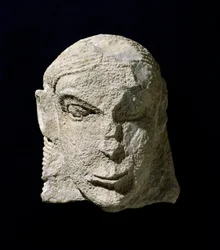 Cywilizacja etruska: głowa kobiety z wapienia. ok. 650 r. p.n.e. Z kurhanu Pietrera di Vetulonia. Florencja, Muzeum Archeologiczne