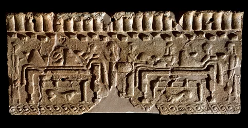 Cywilizacja etruska: fryz z terakoty ozdobiony sceną bankietową. 580 pne Wym. 24x54 cm. Z Pałacu Murlo. Murlo, Antiquarium Comunale