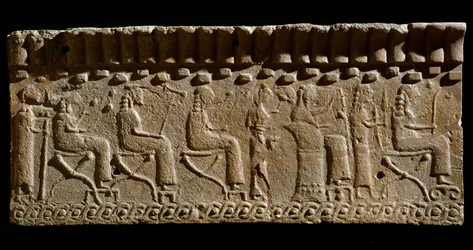 Cywilizacja etruska: fryz z terakoty ozdobiony płaskorzeźbami bóstw i siedzących dostojników. 580 pne Wym. 24x54 cm. Z Pałacu Murlo. Murlo, Antiquarium Comunale