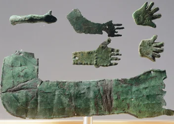 Ex-voto w brązowej płycie przedstawiającej kończyny górne. Artefakty z obiektów Sanktuarium Reithia Este (Wenecja). Cywilizacja etruska, V-IV wiek pne.