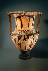 Kelebe lub krater kolumnowy, autorstwa malarza Asciano, przedstawiający młodą dziewczynę otrzymującą flabellum (wachlarz). Ceramika czerwonofigurowa z Grobowca 3 Poggio Pinci, Asciano (Toskania). Cywilizacja etruska, IV wiek p.n.e.