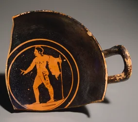 Kylix – Pteriu Paves, fragment przedstawiający młodzieńca i napis. Ceramika czerwonofigurowa, z grobu 3 w Grotti (Toskania). Cywilizacja etruska, IV wiek p.n.e.