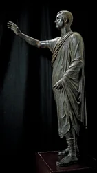 Sztuka rzymsko-etruska: brązowy posąg Aula Metella, zwanego Mówcą - 80 p.n.e., z Pila koło Perugii, wysokość 179 cm - Florencja, Museo Archeologico - Portret Aule Metele (Aulus Metellus), znanego również jako Mówca (L