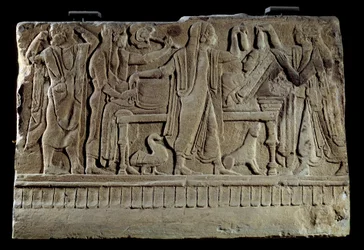 Etruski antyczny: Tablica z pogrzebowym cippe. Wystawa zmarłych na jej łożu pogrzebowym. Paryż, Musee du Louvre