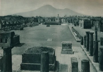 Widok forum z Wezuwiuszem w oddali, Pompeje, Włochy, 1927