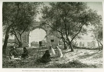 Bab-er-Roumia (Bab er Roumia), brama chrześcijanki, rzymskie ruiny w Dougga, piknik podróżników i ich przewodników wokół aparatu fotograficznego. Rycina Eugène