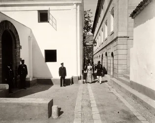 Mężczyźni w mundurze towarzyszący elegancko ubranej kobiecie w kierunku kościoła na farmie Lo Zucco, Sycylia, 1900