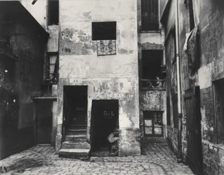 Dziedziniec, 41 rue Broca, Paryż, 5. dzielnica, 1912 (srebrodruk albumowy)