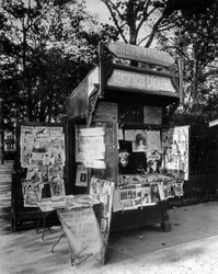 Kiosk w Paryżu, ok. 1910 (zdjęcie czarno-białe)