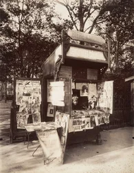 Kiosk w Paryżu, ok. 1910 (zdjęcie sepia)