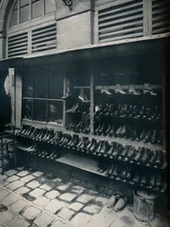 Stare buty, c1877-1927, 1929