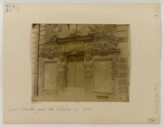 Drzwi, fasada ulicy, Hôtel de Fieubet (Hôtel de la Valette, szkoła Massillon), 2 quai des Célestins, 4. dzielnica Paryża