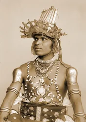 Portret tancerki ze Sri Lanki z hełmem ze srebrnego wytłoczenia, ok. 1890 r