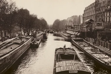 Paryż: Les peniches sur le Canal St-Martin; Pinnaces na "Canal St-Martin" (zdjęcie czarno-białe)