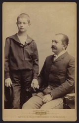 Portret, król Serbii Milan Obrenovic z synem Aleksandrem (zdjęcie czarno-białe)