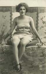 Portret siedzącej kobiety w bieliźnie (zdjęcie czarno-białe)