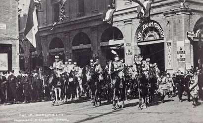 Album „Duce”: Benito Mussolini na koniu paradujący ulicami Ferrary (zdjęcie czarno-białe)
